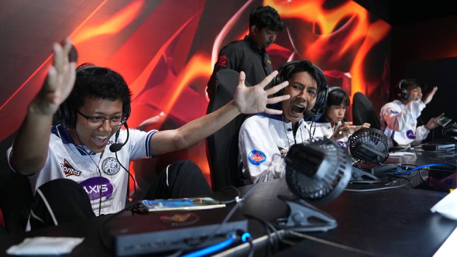 RRQ Kazu, Bigetron, ONIC, EVOS Divine, dan Shadow Esports bersiap mengejar tiket Grand Finals. Tim Indonesia Kejar Grand Finals FFWS SEA 2026.