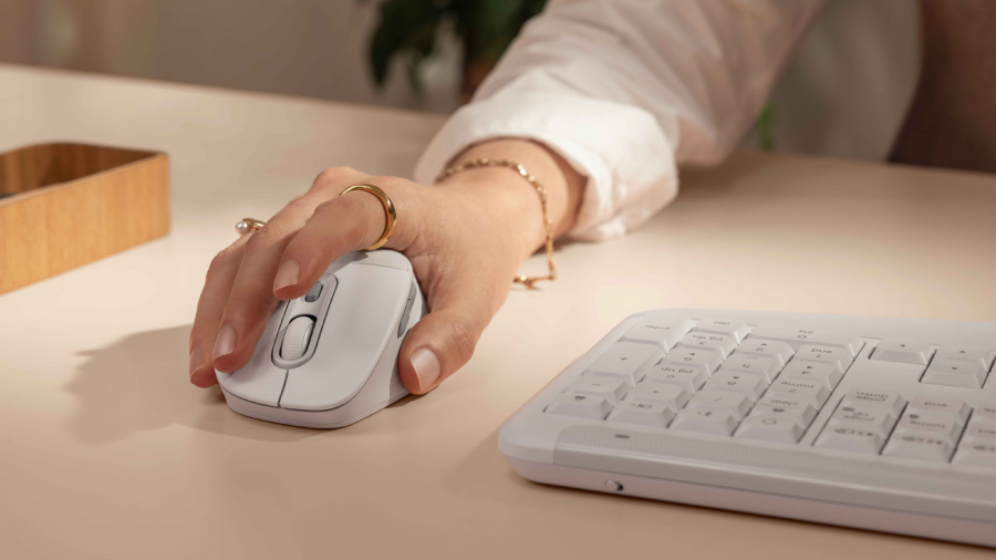 Logitech Signature Comfort Plus hadir di Indonesia dengan mouse dan keyboard ergonomis, silent click, multi-device, serta baterai tahan lama.