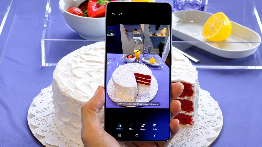 Galaxy S26 Series menghadirkan Photo Assist berbasis Galaxy AI untuk menghapus objek foto, memperbaiki gambar, dan membuat hasil liburan lebih estetik.