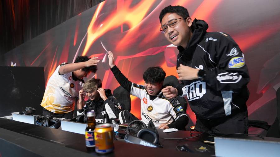 RRQ Kazu, Bigetron, ONIC, EVOS Divine, dan Shadow Esports bersiap mengejar tiket Grand Finals. Tim Indonesia Kejar Grand Finals FFWS SEA 2026.