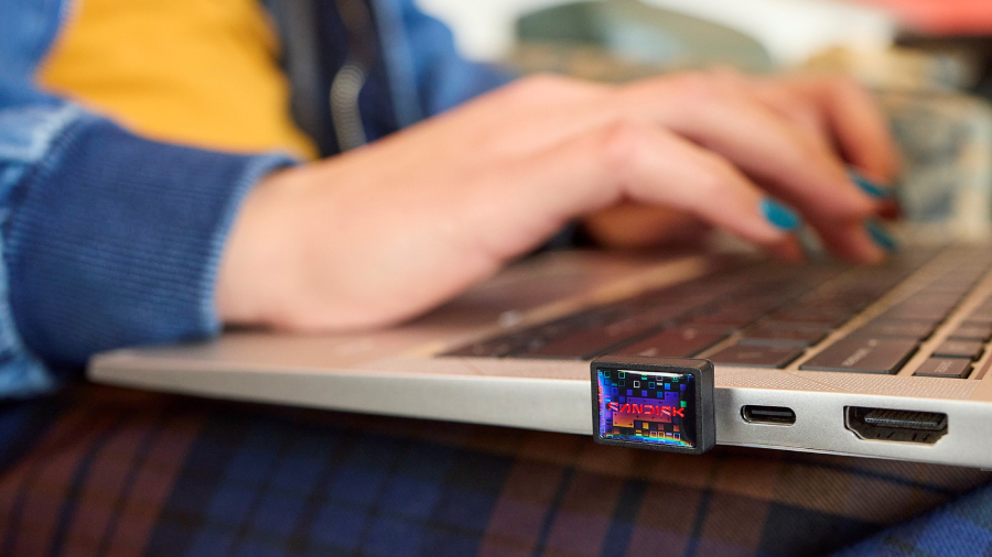 SANDISK Extreme Fit Drive hadir di Indonesia dengan desain USB-C ultra-ringkas, kapasitas hingga 1TB, dan kecepatan baca hingga 400MB/s.