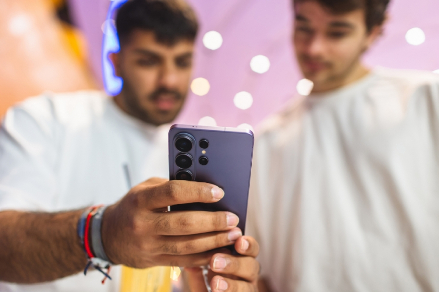 Galaxy S26 Series menghadirkan Photo Assist berbasis Galaxy AI untuk menghapus objek foto, memperbaiki gambar, dan membuat hasil liburan lebih estetik.