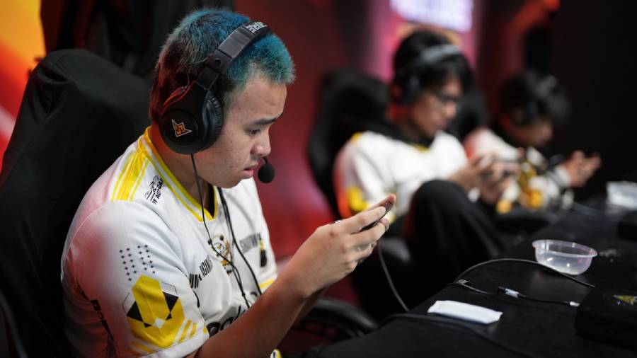RRQ Kazu, Bigetron, ONIC, EVOS Divine, dan Shadow Esports bersiap mengejar tiket Grand Finals. Tim Indonesia Kejar Grand Finals FFWS SEA 2026.