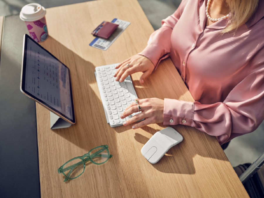Logitech Mobi Fold hadir sebagai mouse lipat ultra-portable dengan Bluetooth, quiet-clicks, Adaptive Touch Scrolling, dan baterai tahan lama.