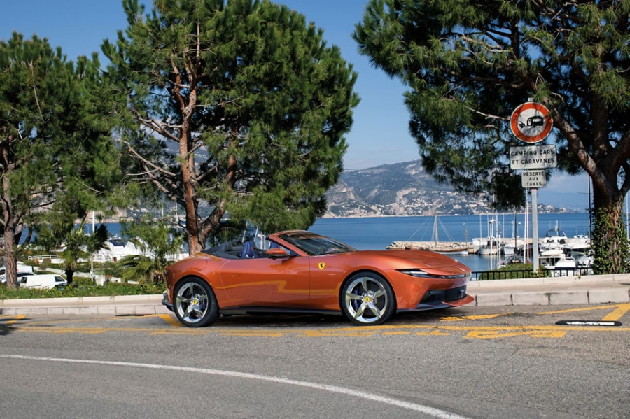 Ferrari Amalfi Spider hadir dengan atap fabric roof, mesin V8 640 cv, desain elegan, dan pengalaman berkendara open-air khas Ferrari.
