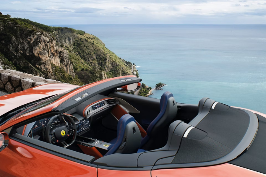 Ferrari Amalfi Spider hadir dengan atap fabric roof, mesin V8 640 cv, desain elegan, dan pengalaman berkendara open-air khas Ferrari.