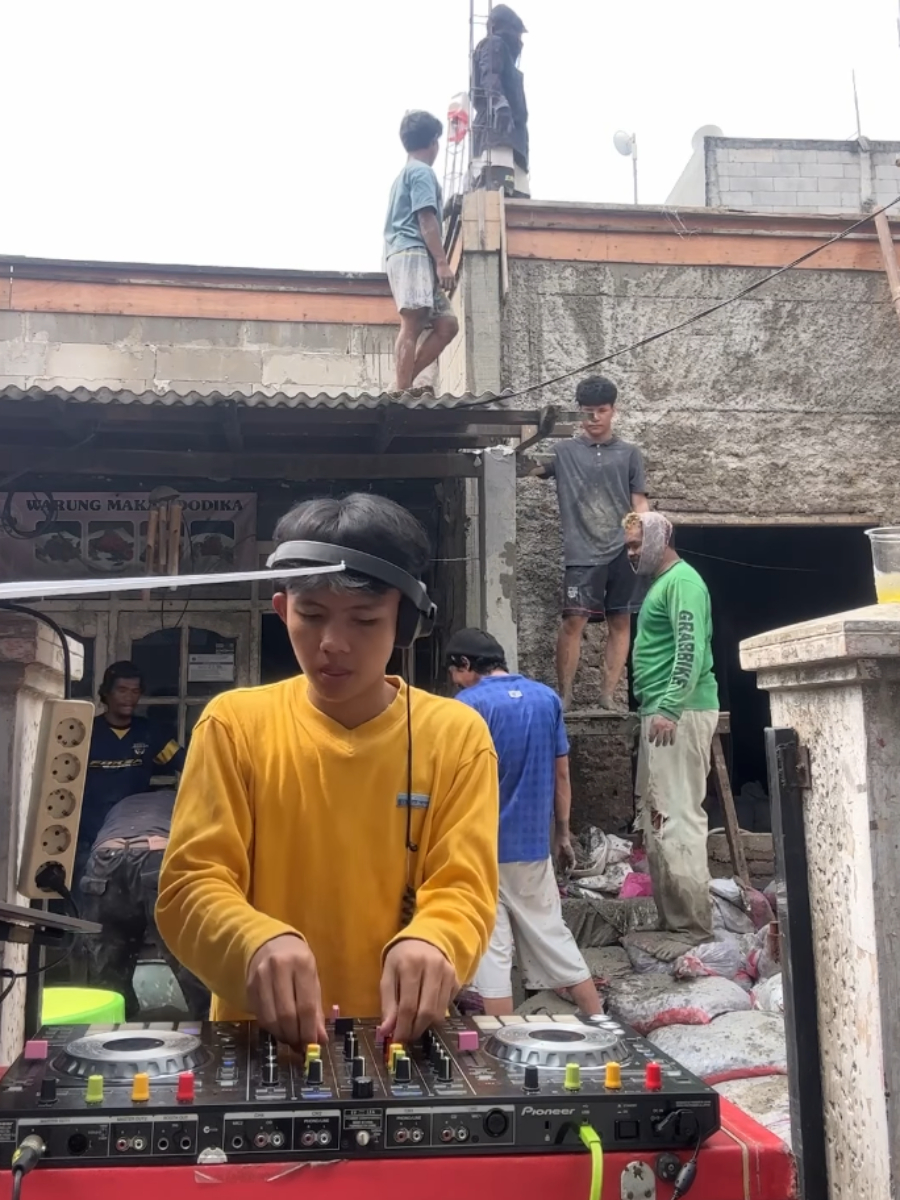 Konten DJ yang tampil di tengah proyek bangunan viral karena konsepnya unik, menghibur, dan menghadirkan disco untuk para pekerja keras.