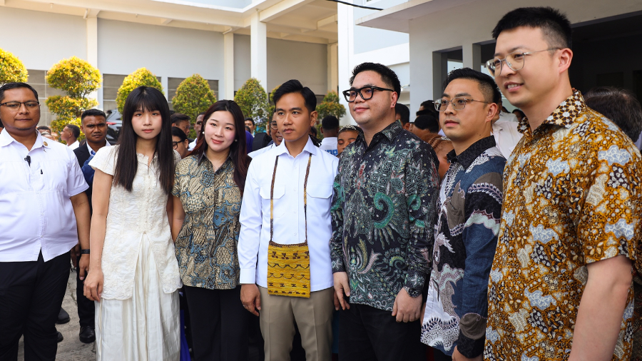 Infinix menyerahkan XPAD EDGE ke Sekolah GenIUS untuk mendukung pembelajaran digital berbasis AI bagi siswa Indonesia Timur.