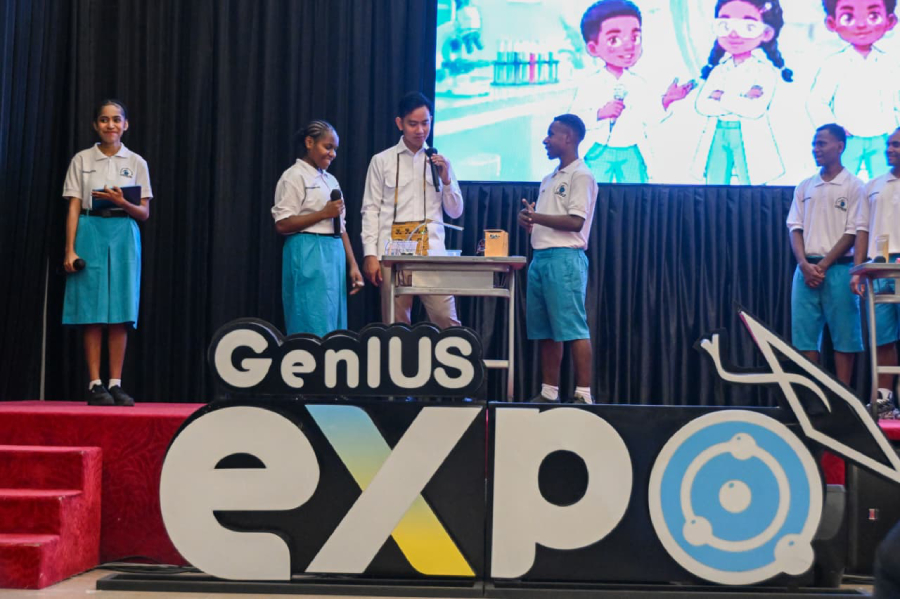 Infinix menyerahkan XPAD EDGE ke Sekolah GenIUS untuk mendukung pembelajaran digital berbasis AI bagi siswa Indonesia Timur.