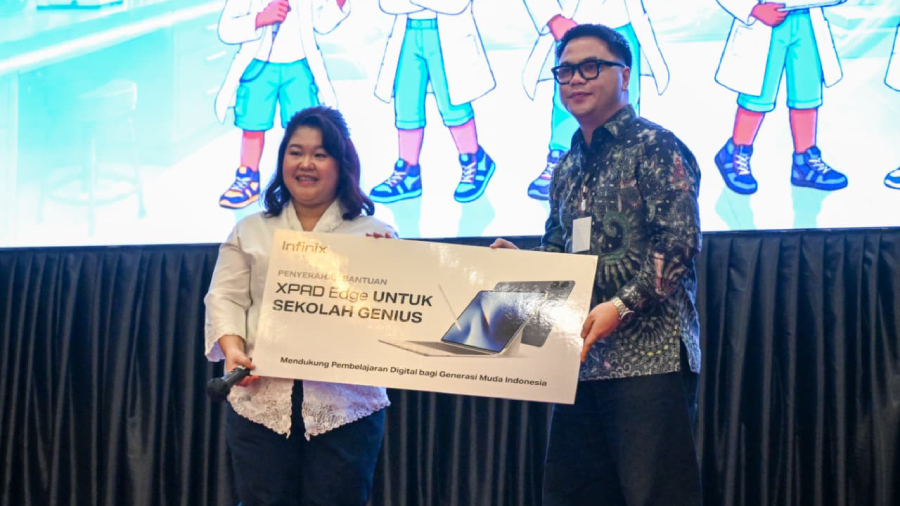 Infinix menyerahkan XPAD EDGE ke Sekolah GenIUS untuk mendukung pembelajaran digital berbasis AI bagi siswa Indonesia Timur.