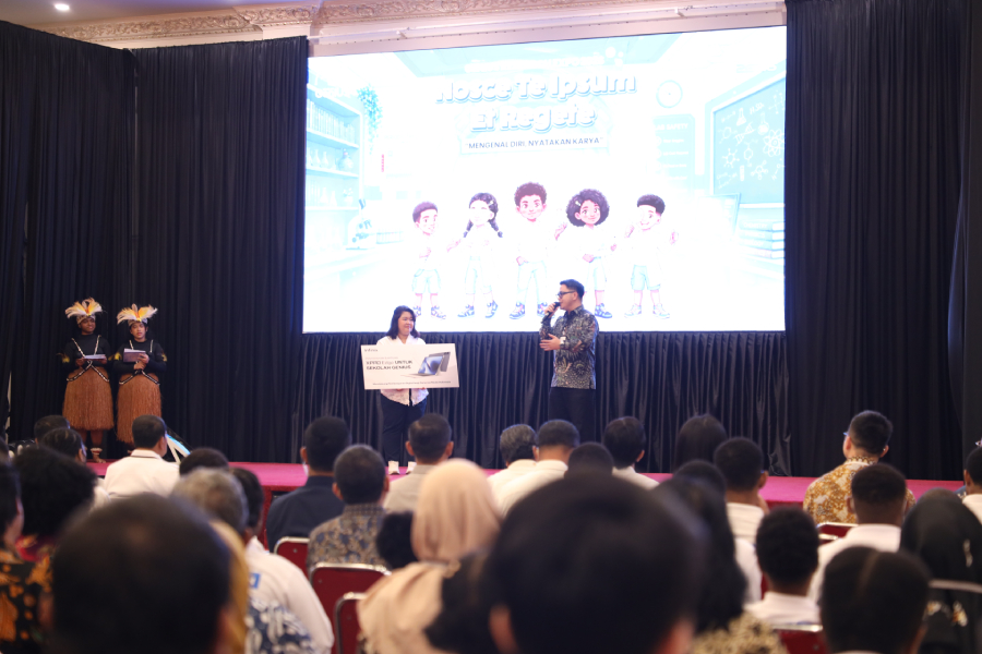 Infinix menyerahkan XPAD EDGE ke Sekolah GenIUS untuk mendukung pembelajaran digital berbasis AI bagi siswa Indonesia Timur.