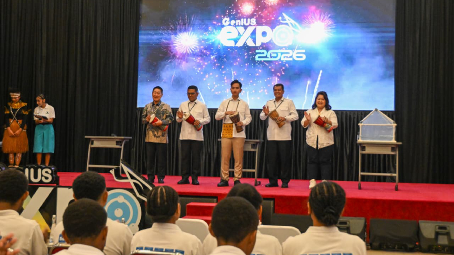 Infinix menyerahkan XPAD EDGE ke Sekolah GenIUS untuk mendukung pembelajaran digital berbasis AI bagi siswa Indonesia Timur.