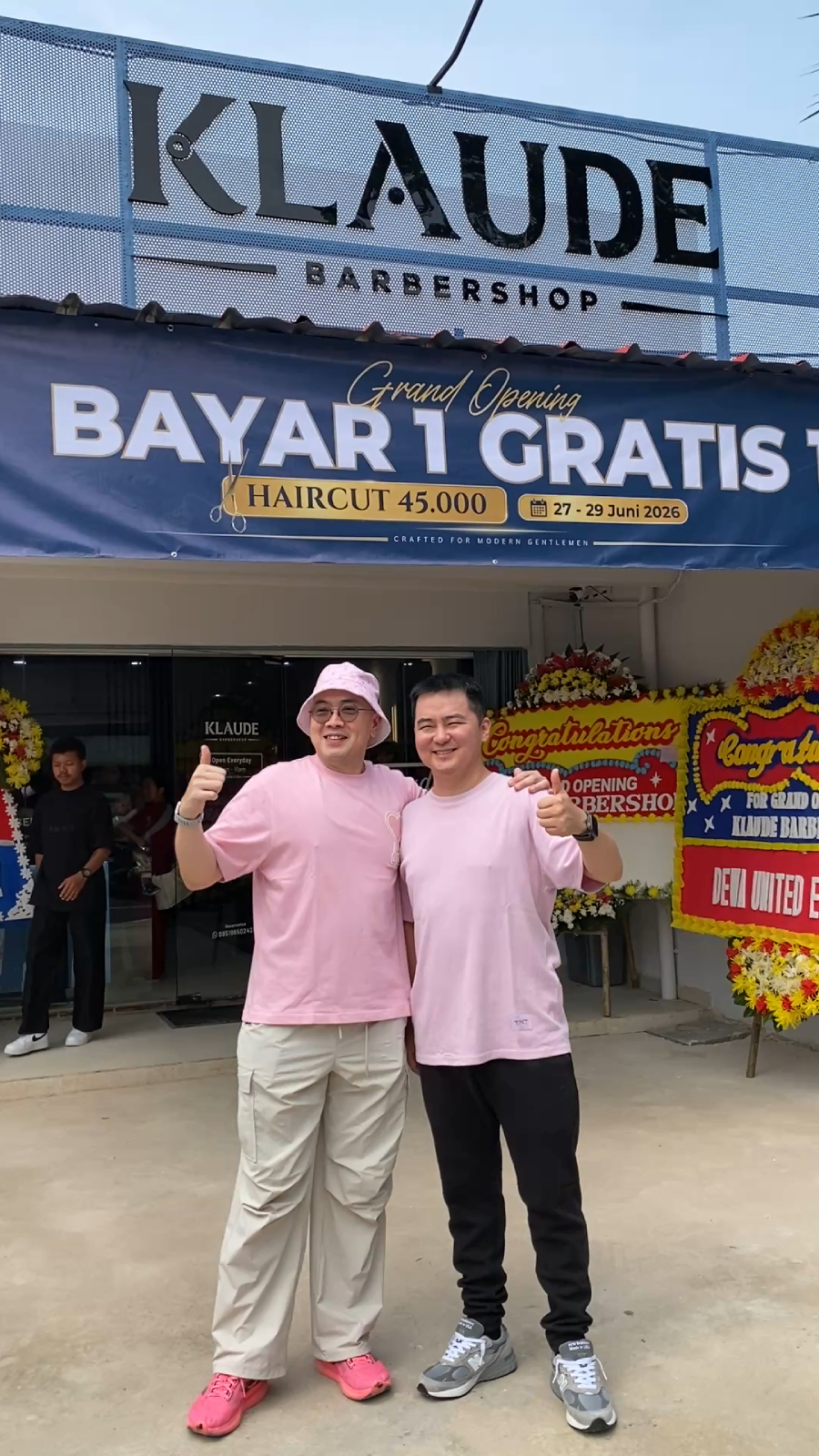 Klaude Barbershop milik CEO RRQ Andrian Pauline resmi dibuka di Duri Kosambi dengan layanan grooming premium dan promo B1G1.