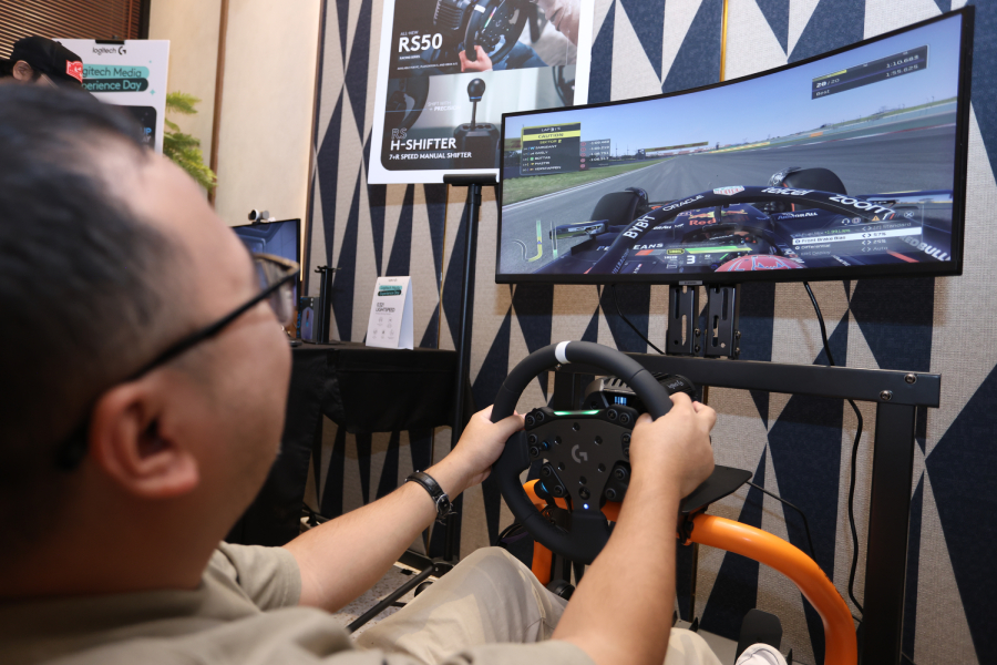 Logitech menghadirkan Media Experience Day dengan 5 zona interaktif, mulai dari gaming, sim-racing, workspace, hingga perangkat kerja.