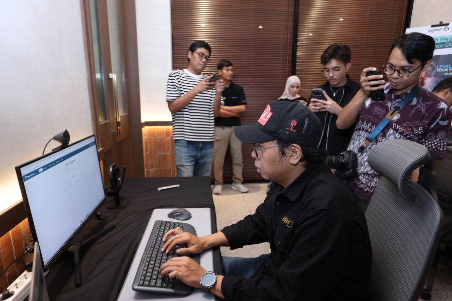 Logitech menghadirkan Media Experience Day dengan 5 zona interaktif, mulai dari gaming, sim-racing, workspace, hingga perangkat kerja.