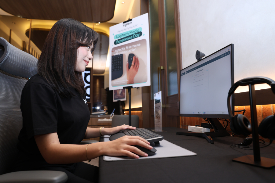 Logitech menghadirkan Media Experience Day dengan 5 zona interaktif, mulai dari gaming, sim-racing, workspace, hingga perangkat kerja.