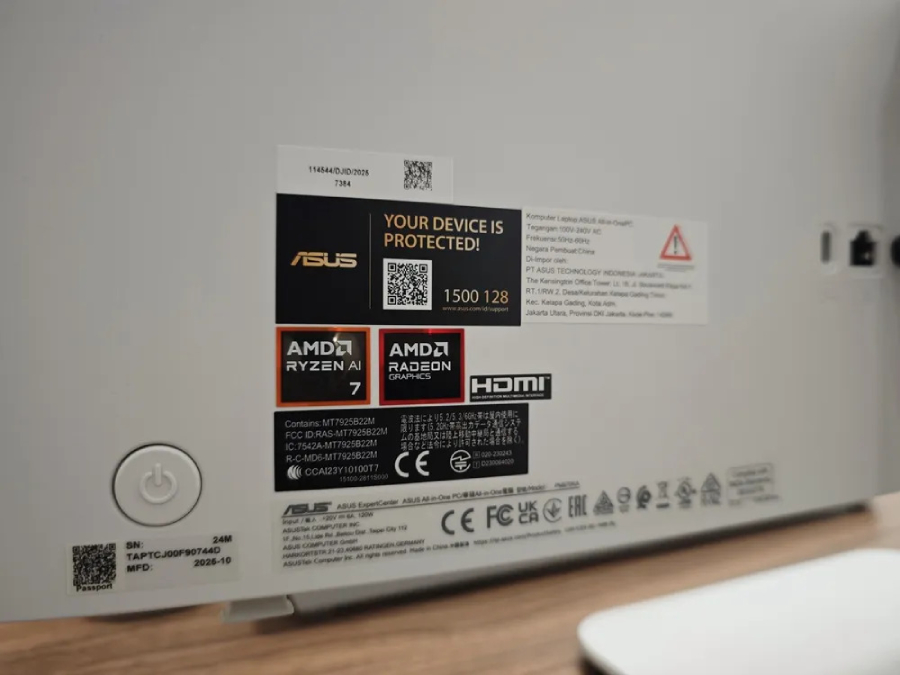 ASUS ExpertCenter PM600 menawarkan desain ringkas, layar 100Hz, perangkat nirkabel, dan manajemen kabel praktis untuk ruang kerja modern.