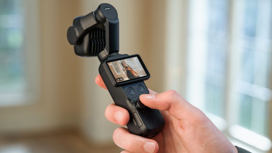 DJI Osmo Pocket 4P hadir dengan lensa ganda, sensor CMOS 1 inci, video 4K/240fps, dan stabilisasi gimbal untuk kreator.
