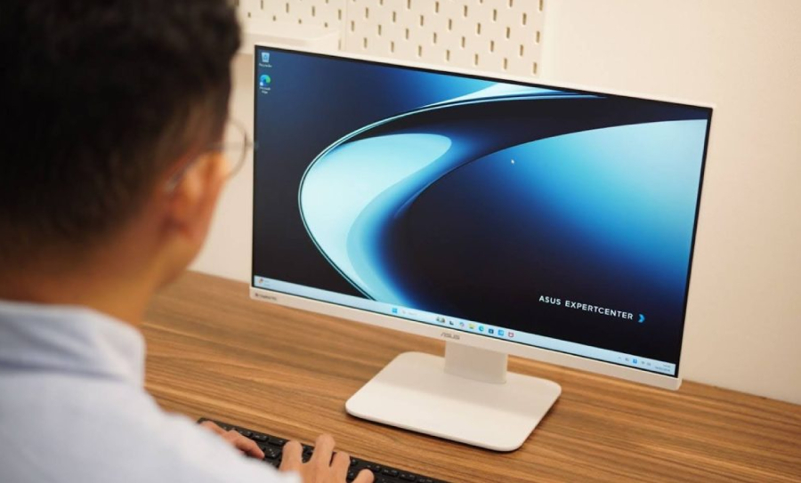 ASUS ExpertCenter PM600 menawarkan desain ringkas, layar 100Hz, perangkat nirkabel, dan manajemen kabel praktis untuk ruang kerja modern.