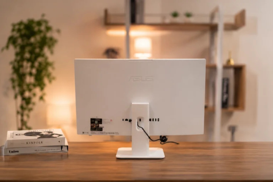 ASUS ExpertCenter PM600 menawarkan desain ringkas, layar 100Hz, perangkat nirkabel, dan manajemen kabel praktis untuk ruang kerja modern.