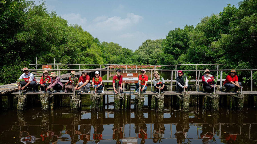Prudential Indonesia bersama CarbonEthics menanam 5.500 mangrove untuk membantu melindungi pesisir Jakarta dari abrasi dan perubahan iklim.