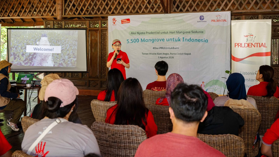 Prudential Indonesia bersama CarbonEthics menanam 5.500 mangrove untuk membantu melindungi pesisir Jakarta dari abrasi dan perubahan iklim.