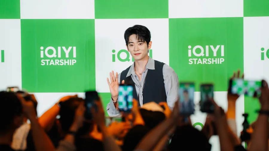 Cheng Lei bertemu penggemar Indonesia melalui iQIYI Starship di Jakarta, berbagi cerita, bermain games, dan membahas perjalanan kariernya.
