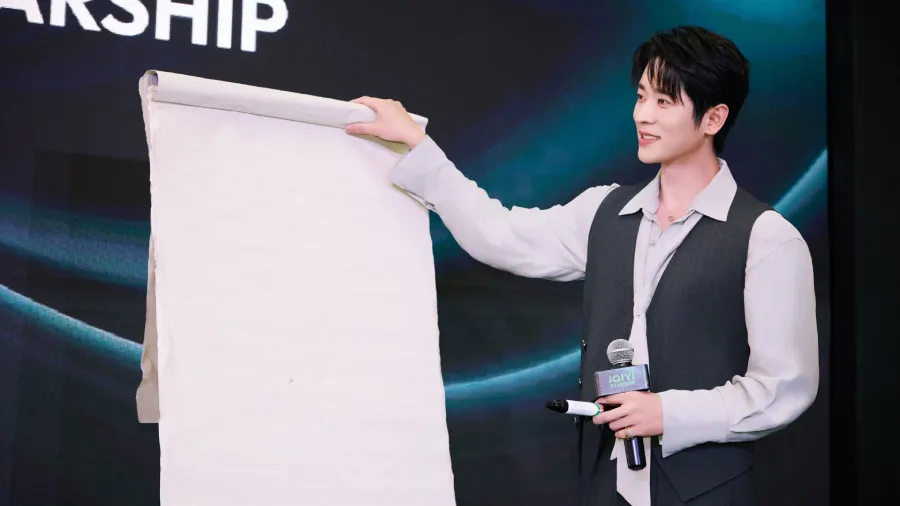Cheng Lei bertemu penggemar Indonesia melalui iQIYI Starship di Jakarta, berbagi cerita, bermain games, dan membahas perjalanan kariernya.