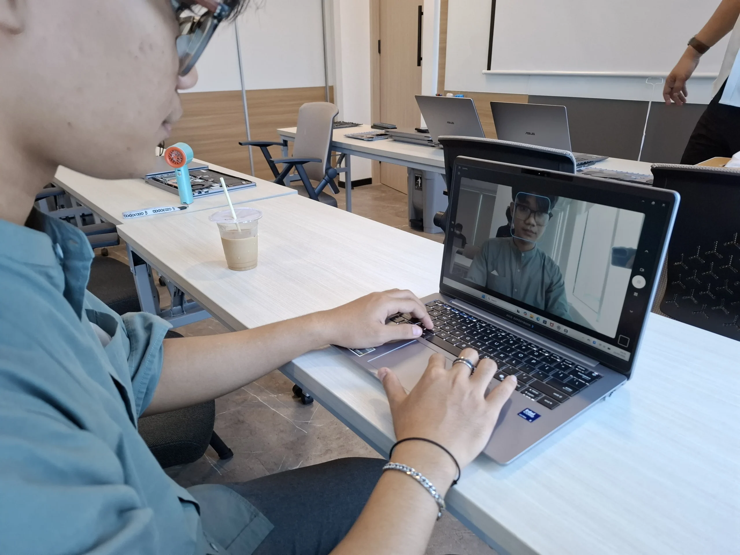 ASUS ExpertBook P3 G1 hadir sebagai Laptop untuk Usaha dengan Intel Core Ultra, fitur AI, keamanan bisnis, RAM hingga 96GB, dan garansi 3 tahun.