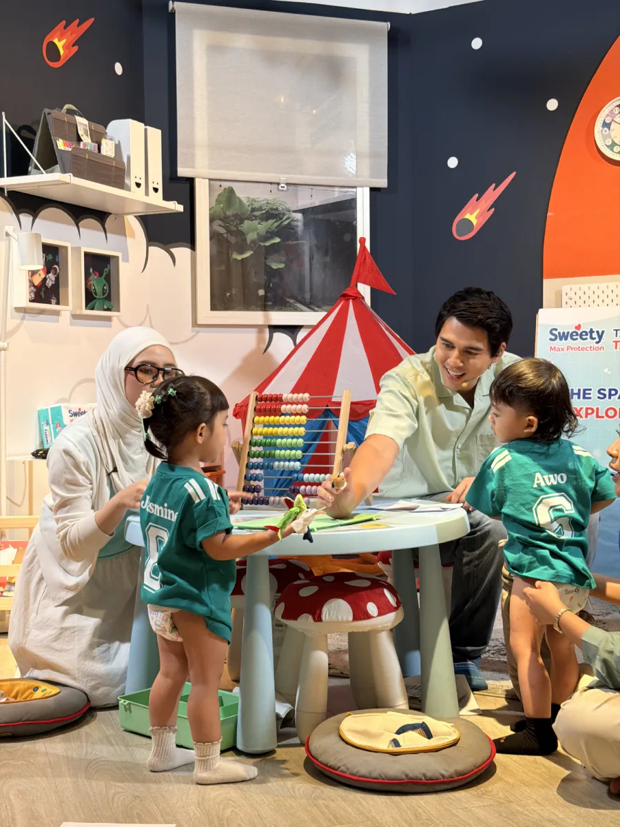 Sweety Max Protection hadir dengan 6 lapisan Super Absorbent Gel menjaga kulit tetap kering, dukung anak aktif bermain tanpa khawatir bocor.