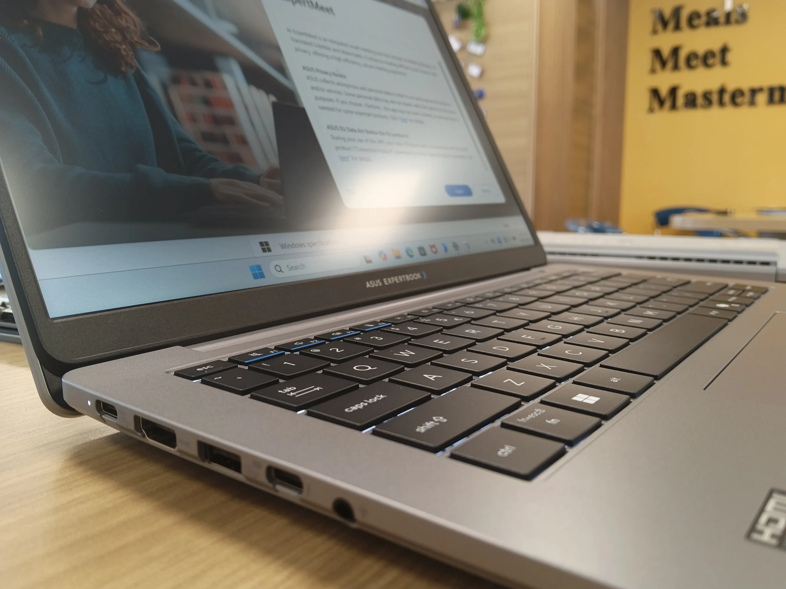 ASUS ExpertBook P3 G1 hadir sebagai Laptop untuk Usaha dengan Intel Core Ultra, fitur AI, keamanan bisnis, RAM hingga 96GB, dan garansi 3 tahun.