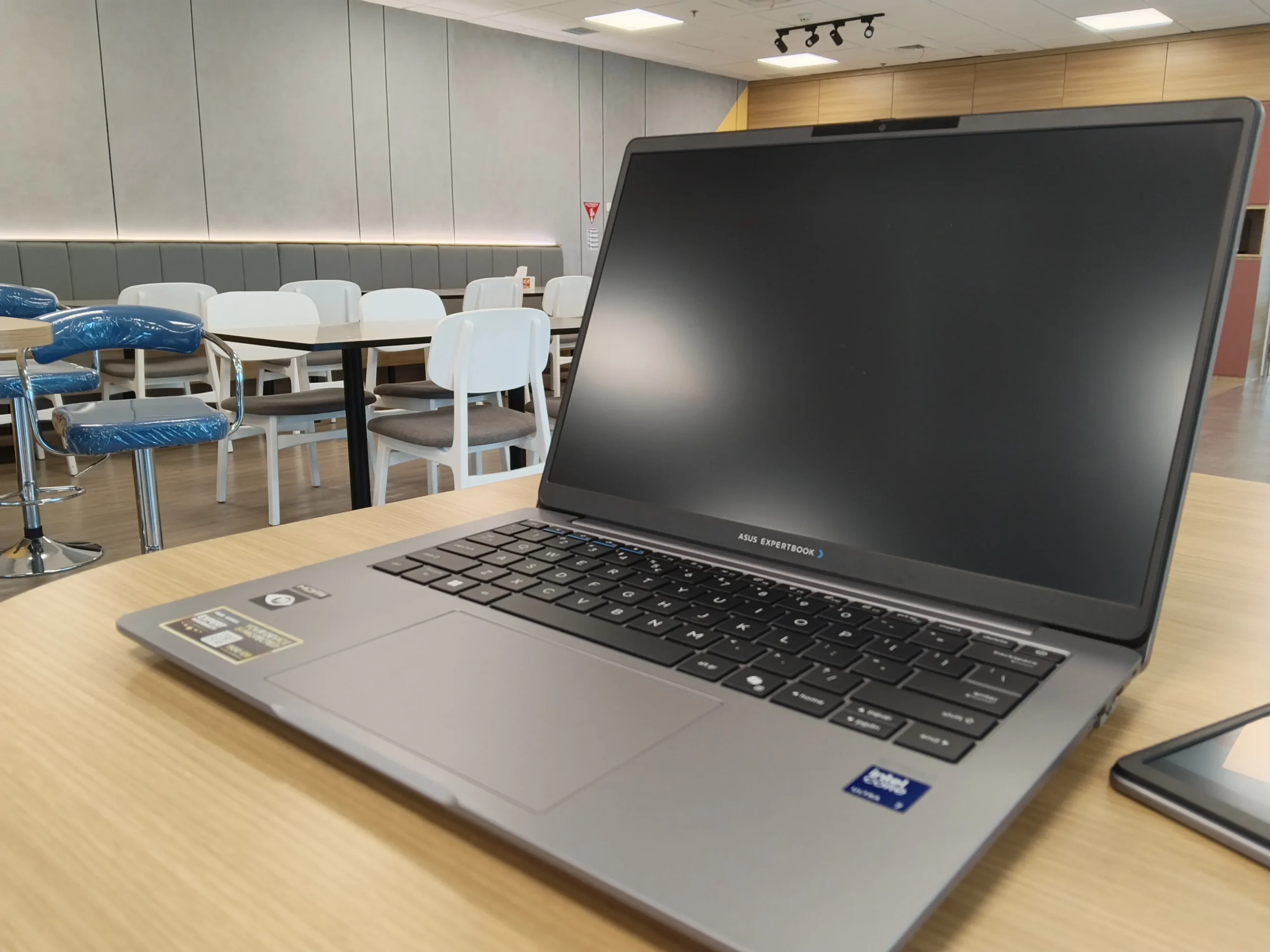 ASUS ExpertBook P3 G1 hadir sebagai Laptop untuk Usaha dengan Intel Core Ultra, fitur AI, keamanan bisnis, RAM hingga 96GB, dan garansi 3 tahun.