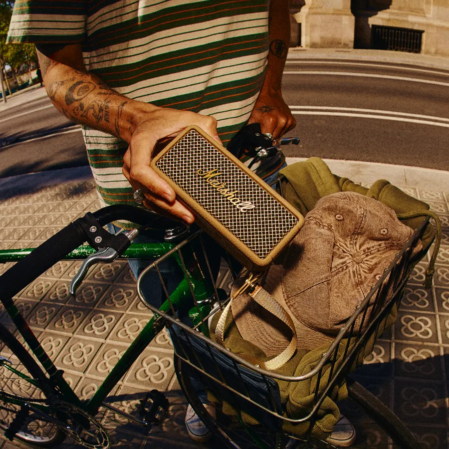 Marshall Emberton III Vivid Brown resmi hadir di Indonesia dengan audio 360°, baterai lebih dari 32 jam, sertifikasi IP67 & harga Rp2,9 juta.