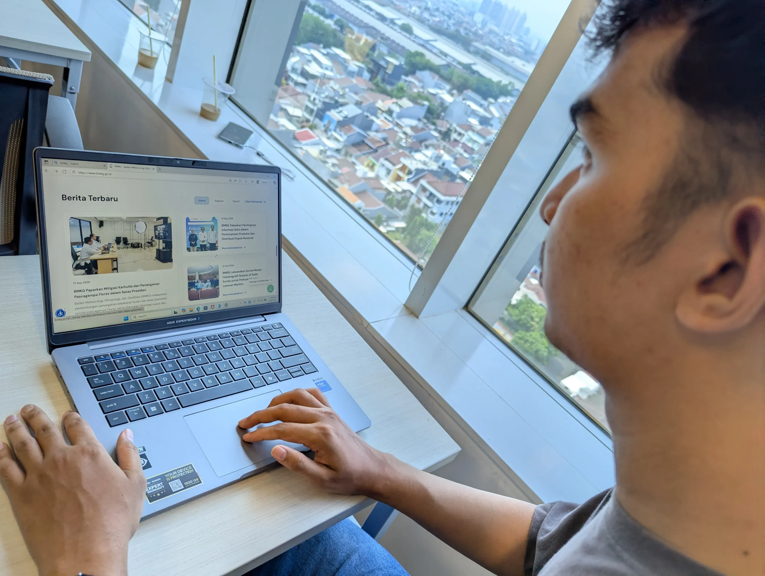 ASUS ExpertBook P3 G1 hadir sebagai Laptop untuk Usaha dengan Intel Core Ultra, fitur AI, keamanan bisnis, RAM hingga 96GB, dan garansi 3 tahun.