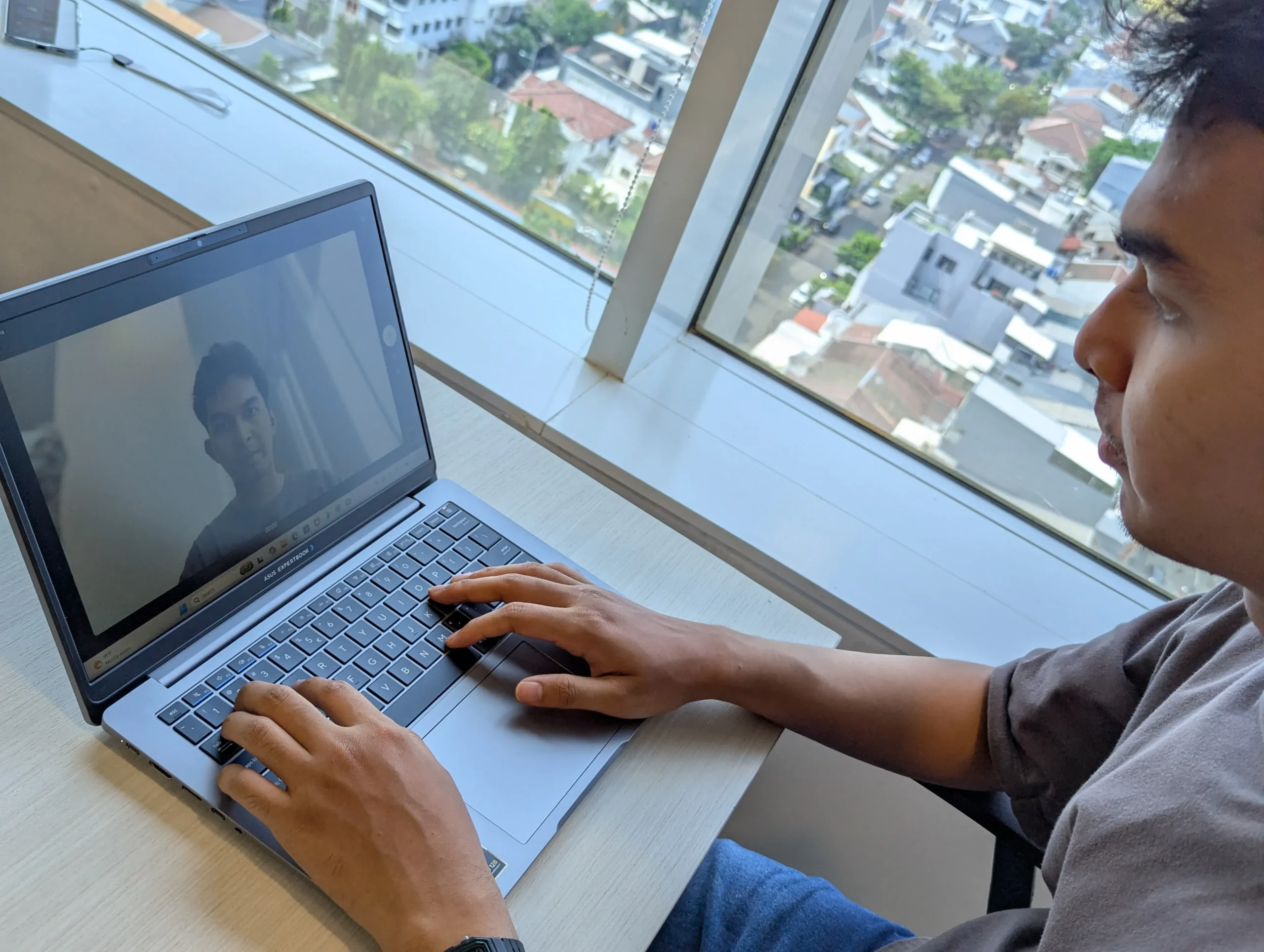 ASUS ExpertBook P3 G1 hadir sebagai Laptop untuk Usaha dengan Intel Core Ultra, fitur AI, keamanan bisnis, RAM hingga 96GB, dan garansi 3 tahun.
