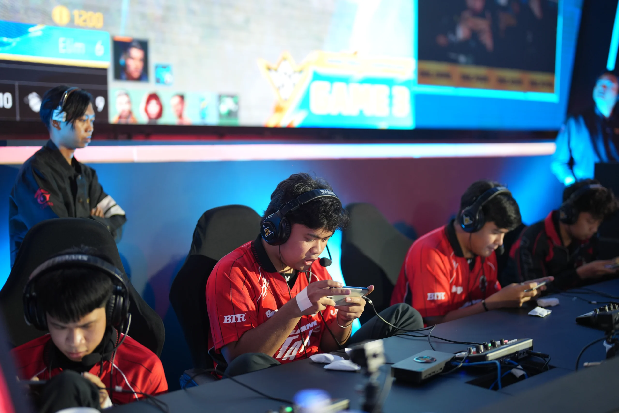 Perjalanan Bigetron juara FFWS SEA 2026 Fall penuh drama, mulai dari penalti, kehilangan Headstart Point, hingga Booyah penentu di Game 12.
