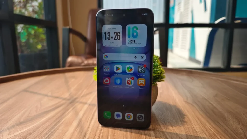 Review Infinix HOT 70 setelah tiga bulan pemakaian, membahas desain, performa Helio G100 Ultimate, baterai 6000mAh, XOS, dan Bypass Charging.