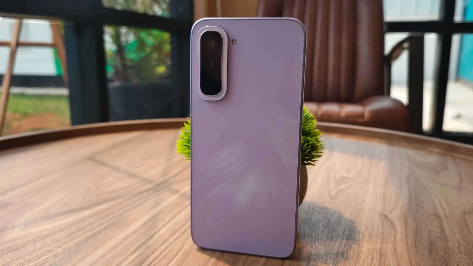 Review Infinix HOT 70 setelah tiga bulan pemakaian, membahas desain, performa Helio G100 Ultimate, baterai 6000mAh, XOS, dan Bypass Charging.