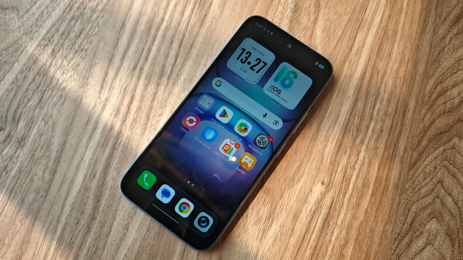 Review Infinix HOT 70 setelah tiga bulan pemakaian, membahas desain, performa Helio G100 Ultimate, baterai 6000mAh, XOS, dan Bypass Charging.