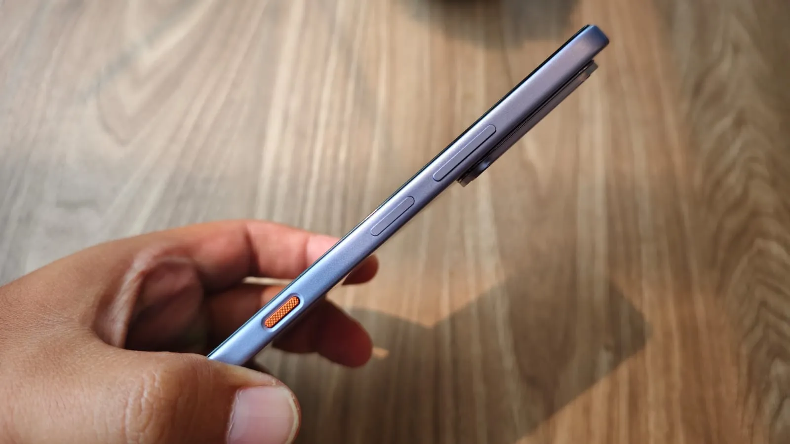 Review Infinix HOT 70 setelah tiga bulan pemakaian, membahas desain, performa Helio G100 Ultimate, baterai 6000mAh, XOS, dan Bypass Charging.
