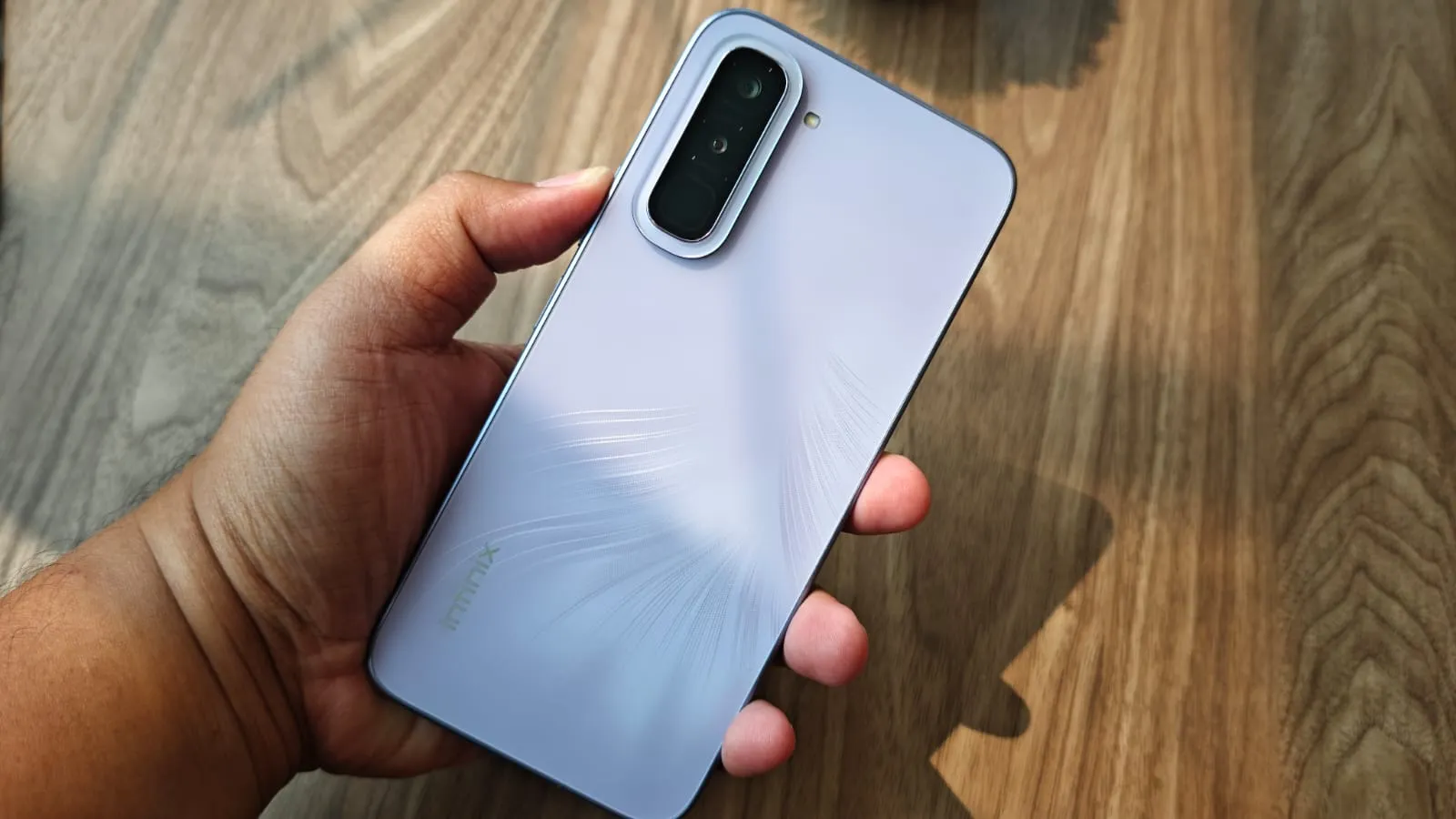 Review Infinix HOT 70 setelah tiga bulan pemakaian, membahas desain, performa Helio G100 Ultimate, baterai 6000mAh, XOS, dan Bypass Charging.
