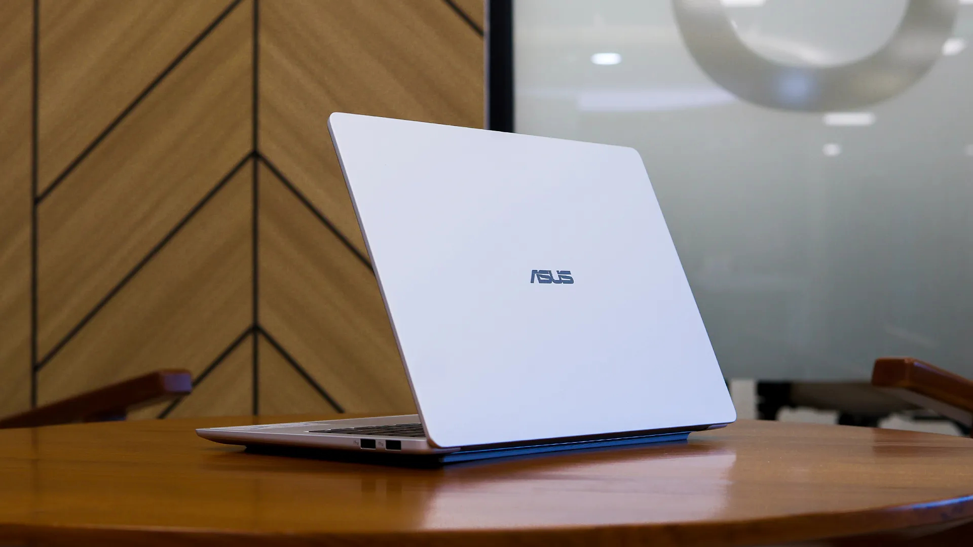 ASUS Vivobook S14 terbaru hadir dengan Intel Core 7 Series 3, baterai lebih dari 20 jam, layar IPS 16:10, dan bobot hanya 1,2 kg.