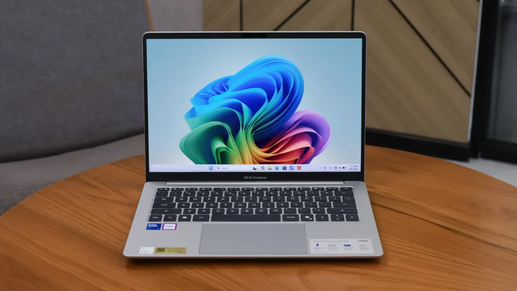 ASUS Vivobook S14 terbaru hadir dengan Intel Core 7 Series 3, baterai lebih dari 20 jam, layar IPS 16:10, dan bobot hanya 1,2 kg.