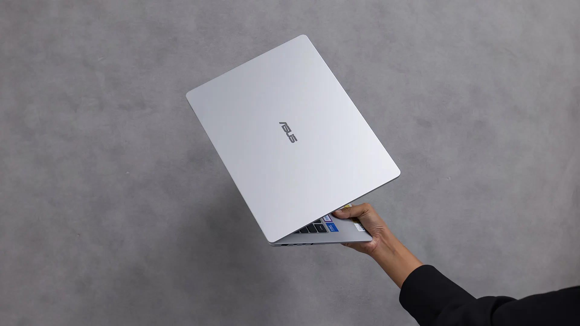 ASUS Vivobook S14 terbaru hadir dengan Intel Core 7 Series 3, baterai lebih dari 20 jam, layar IPS 16:10, dan bobot hanya 1,2 kg.